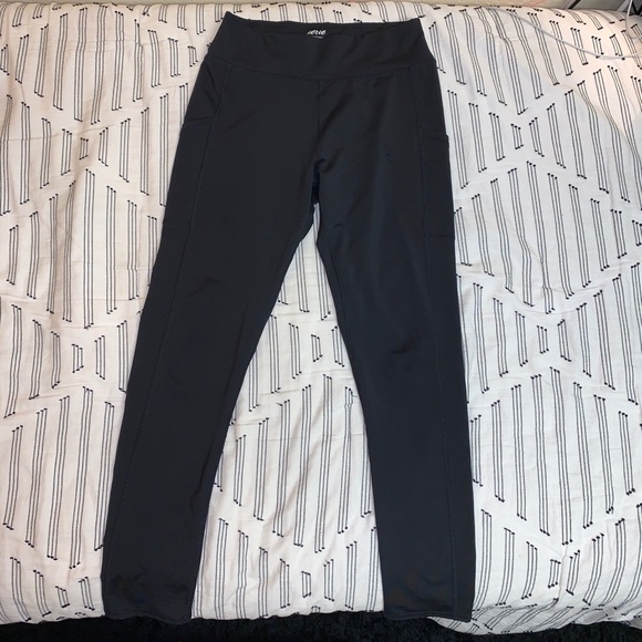 women's athletic leggings with pockets